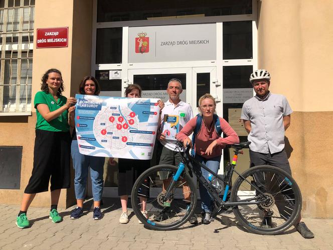 Aktywiści przedstawili mapę rowerowych absurdów w Warszawie 