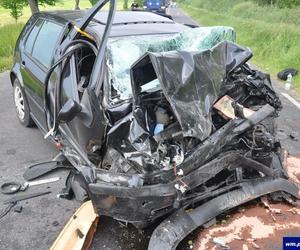 Potworny wypadek pod Piszem! Volkswagen i volvo roztrzaskane. Na miejscu śmigłowiec [ZDJĘCIA]. 