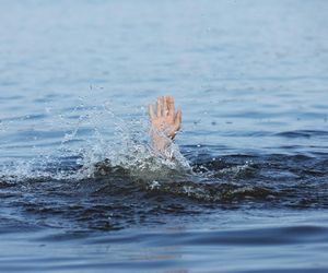 Horror w Trzebiatowie. Mężczyzna runął z mostu do rzeki, zniknął pod wodą