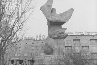 Pomnik Bojownikom o Polskość Śląska Opolskiego na placu Wolności 1972-03-26 