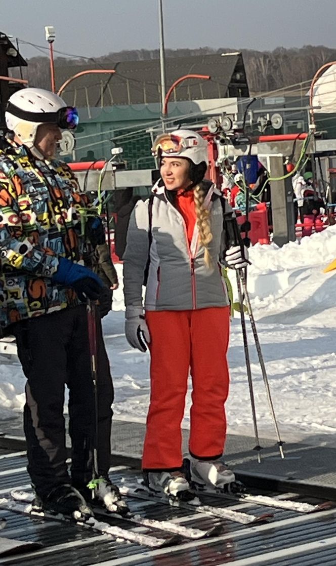 Na nartach podjadała mężowi frytki