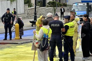 Żółto-niebieska niespodzianka dla rosyjskich dyplomatów. Barwy Ukrainy na asfalcie przed ambasadą Rosji