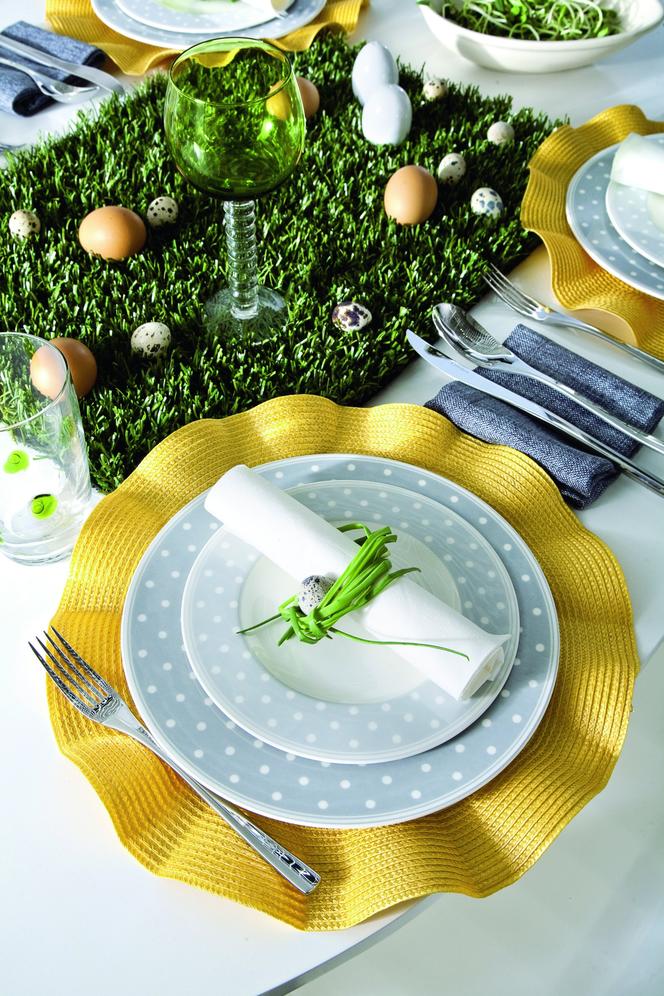Wielkanocny stół pięknie nakryty - efektowna dekoracja