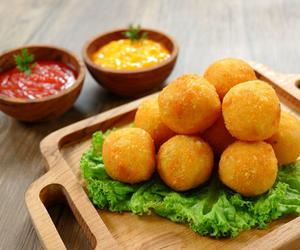 Aromatyczne i chrupiące kuleczki ziemniaczane. Prosty przepis na dodatek do obiadu lub przekąskę