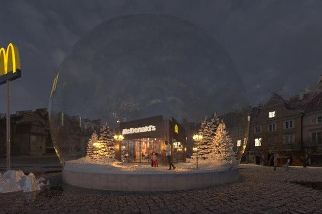 Szklana, śnieżna kula, a w środku... Niecodzienna akcja na Placu Zamkowym