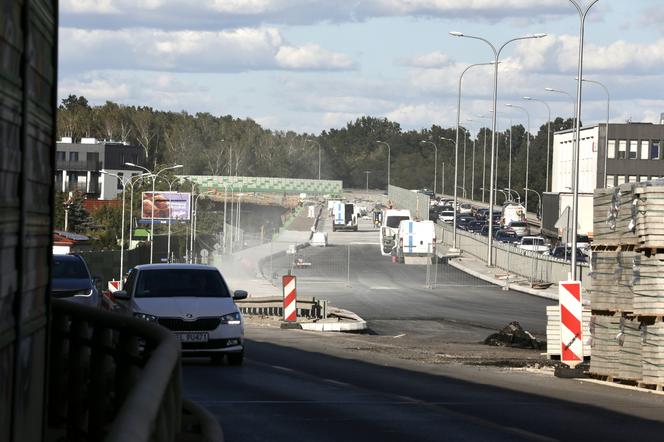 Estakada na Marsa i Żołnierskiej na ukończeniu. Drogowcy pracują w pocie czoła