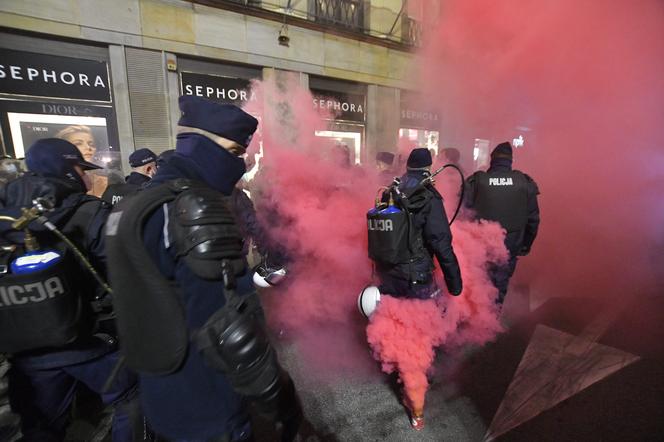 Agresywny protest w centrum Warszawy. Zatrzymano kilkanaście osób, są ranni