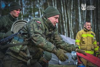 Strażacy ochotnicy i żołnierze uczyli się sprawnej i szybkiej pomocy ofiarom wypadków