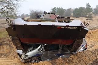 Efektowne ćwiczenia straży w Toruniu. Bus zmiażdżony przez czołg, ewakuacja spadochroniarzy i ewakuacja przysypanych osób z wykopu