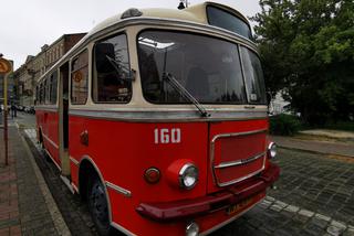 Czerwony autobus po Kaliszu mknie 
