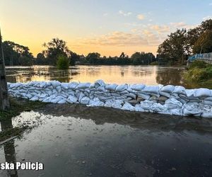 Powodzie w Polsce. Żagań: nocna ewakuacja mieszkańców nisko położonych ulic. Zamknięte mosty