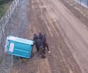 Strażnicy graniczni nie mogli w to uwierzyć. Migranci wymyślili, jak pokonać zaporę