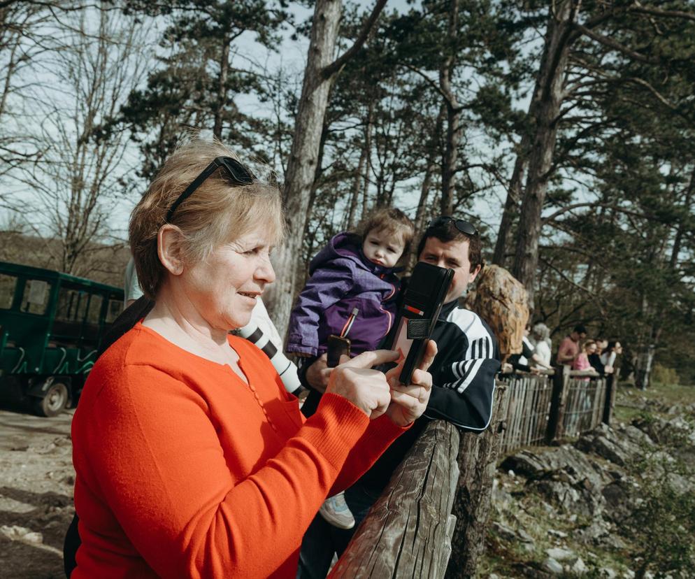 Mąż chce wysłać dzieci na wakacje do teściowej. Boję się, że po powrocie ich nie poznam 