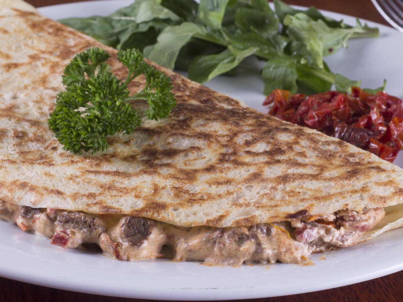 Naleśniki orkiszowe z polędwiczką i konfiturowaną cebulą: przepis Remigiusza Rączki