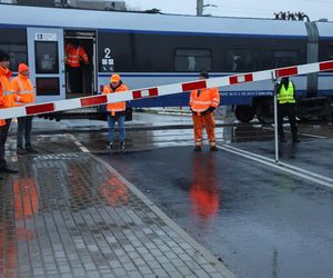 Na przejeździe kolejowym w msc. Nowa Sucha (pow. sochaczewski) doszło do zderzenia pociągu pośpiesznego z ciężarówką