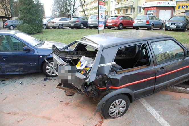 Kierowca staranował 19 samochodów