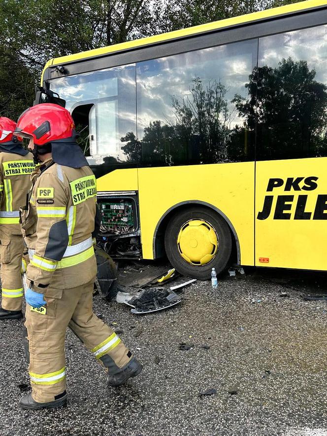 Niebezpieczny wypadek w Karpaczu! Ponad 20 osób rannych w wyniku zderzenia osobówki z autobusem 