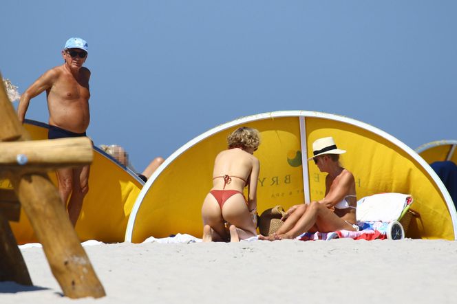 Jan Englert z żoną i ćorką w Juracie