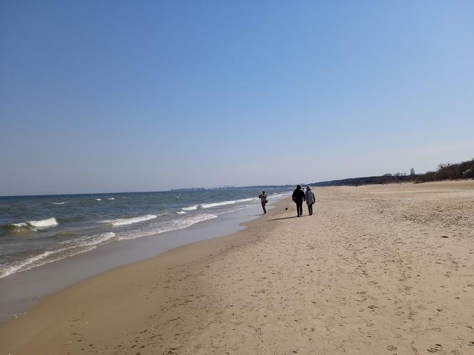 Mieszkańcy korzystają ze słonecznej pogody. Na plaży w Jelitkowie widać już pierwszych spacerowiczów!