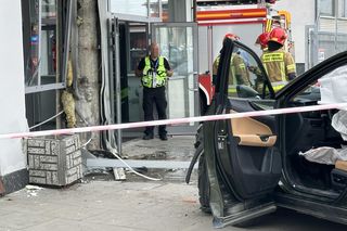 Auto wbiło się w budynek Instytutu Lotnictwa