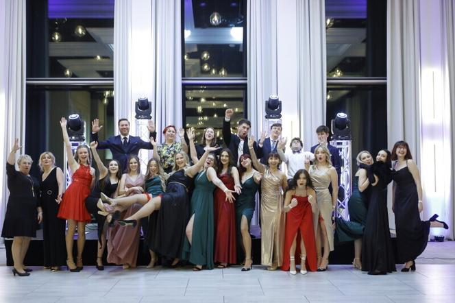 Studniówka na 34. piętrze. Bal maturalny IV LO w Gdańsku [ZDJĘCIA]