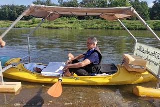 Pan Stanisław wyruszył na podróż kajakiem do Szczecina. 75-latek przepłynie 420 km dla Piotrka Kozyry!