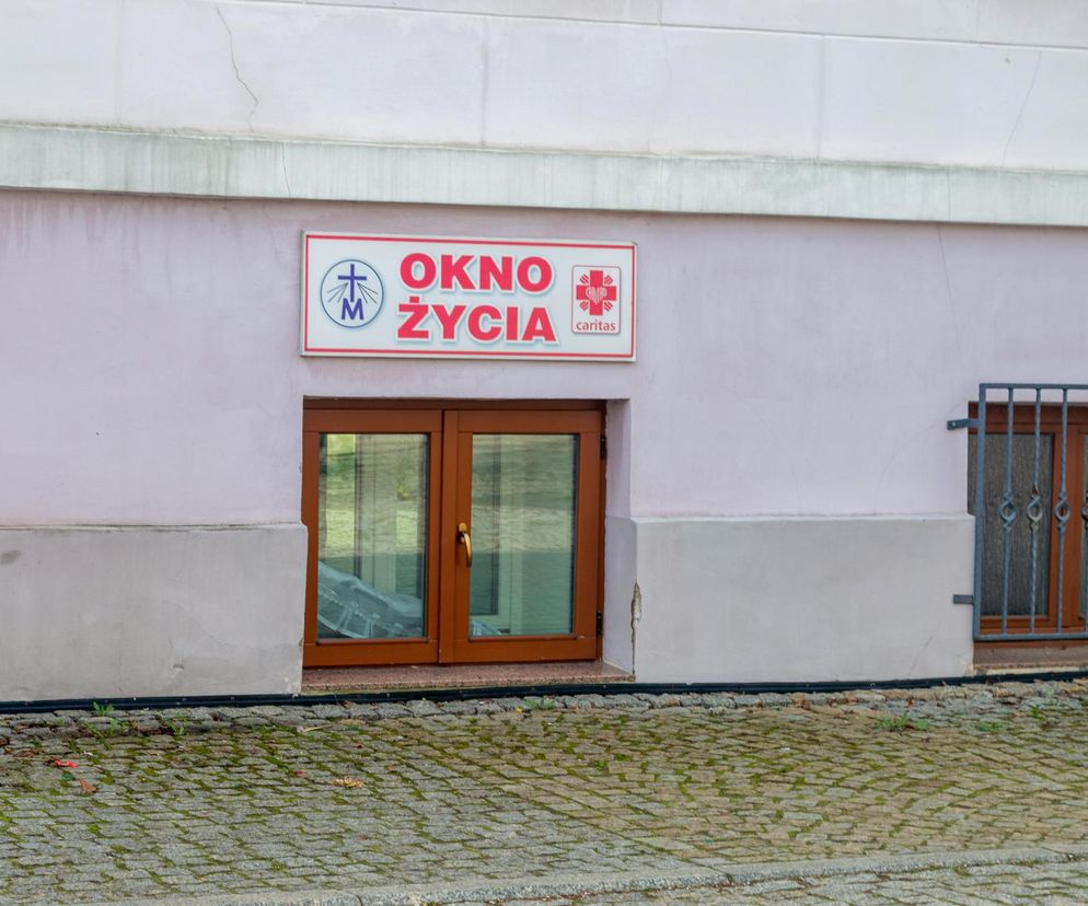 Trwa walka o życie dziecka z okna życia w Kielcach. Co mówią lekarze i sąd?