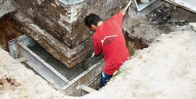 Podbijanie fundamentów 5. W deskowaniu ułożono beton klasy B 15 przygotowany na budowie z szybkowiążącego cementu portlandzkiego.