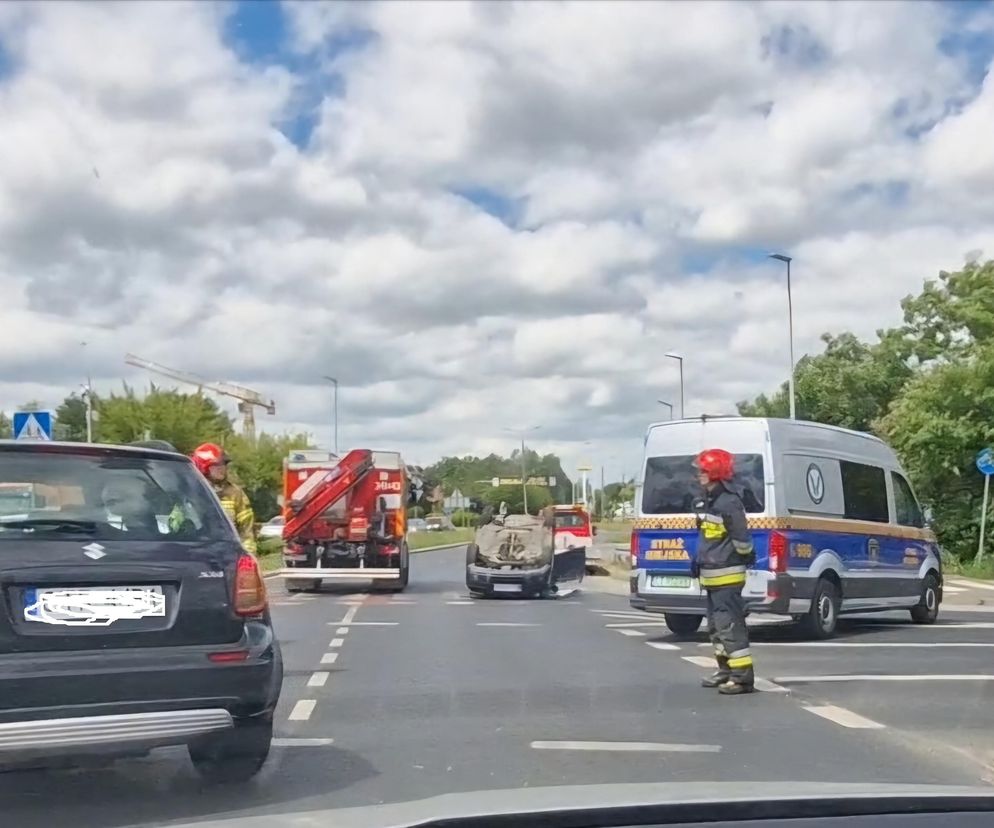 Poważny wypadek w Toruniu. Samochód wylądował na dachu