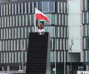 Pomnik smoleński oblany sztuczną krwią