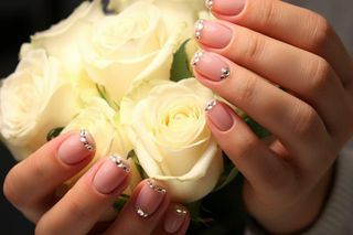 Paznokcie na komunię 2025. Najmodniejsze wzory i kolory, które wyglądają schludnie