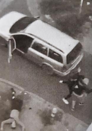 Nie dał pieniędzy, obcięli mu ucho. Brutalny napad na ulicy. I zaskakująca odsiecz…
