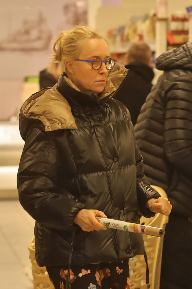 Agata Młynarska. Babcia Agata buszuje po sklepie.