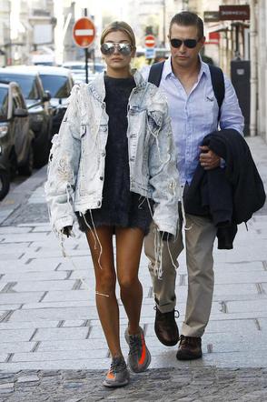 Hailey Baldwin na spacerze z tatą