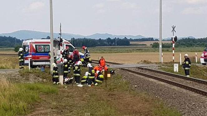 SZYNOBUS ZDERZYŁ SIĘ ze skuterem. Jedna osoba nie żyje!