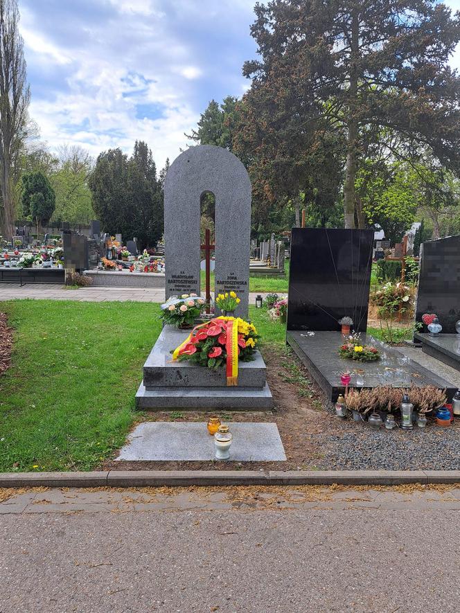 Tak wygląda grób prof. Bartoszewskiego w 8. rocznicę śmierci