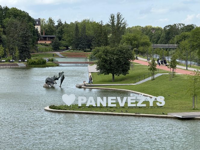 W drodze powrotnej odwiedziliśmy jeszcze Poniewież, piąte największe miasto Litwy. Poza parkiem w centrum miasta, nie ma tu jednak zbyt wiele atrakcji