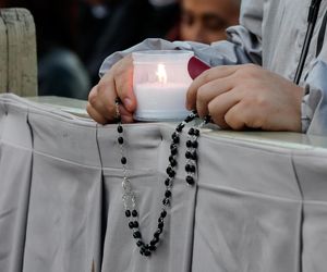 Modlitwa różańcowa za papieża Franciszka dzień po jego śmierci