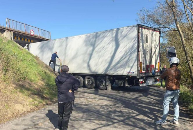 40-tonowy tir utknął pod wiaduktem w Tarnowie. Kierowcę zwiodła nawigacja