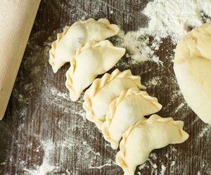 Ciasto na pierogi bez jajek: przepis podstawowy na przaśne ciasto pierogowe