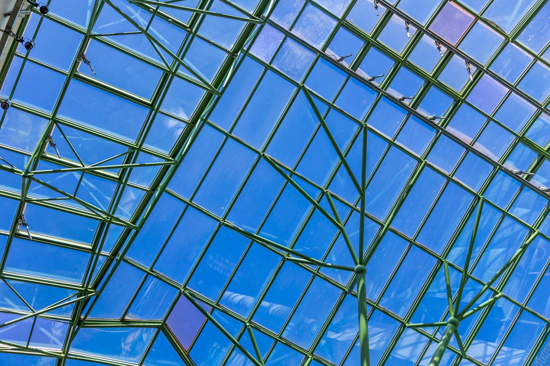 Biblioteka Uniwersytecka w Warszawie - zdjęcia. Zobacz postmodernistyczną ikonę, którą kiedyś uznawano za kicz