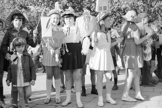 Dzieci z lampionami podczas festynu (1968 r.)