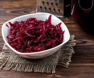 Z gotowanych buraków robię najlepszą surówkę. Smakuje wyśmienicie i pasuje do każdego obiadu 