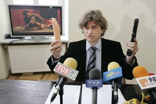 Pistolet w jednym, wibrator w drugim ręku Janusza Palikota! Miał też ze sobą dwa manekiny