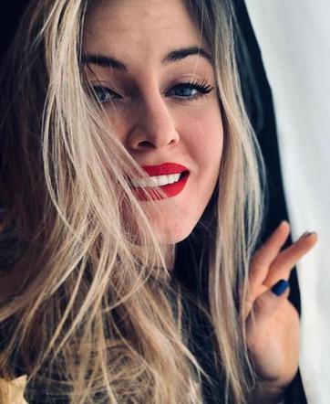 Martyna Grajber w łóżku z pucharem