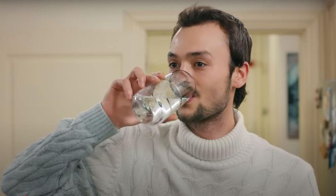 Alper zboczeńcem! Rankiem zakradnie się do sypialni kobiet.
