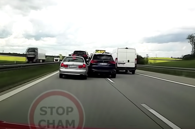 Kierowca BMW wciska się na lewy pas autostrady A4