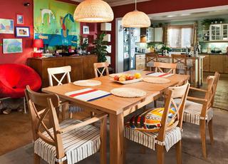 Najważniejszym meblem w jadalni jest drewniany stół, przy którym rodzina Boskich co wieczór zasiada do kolacji.