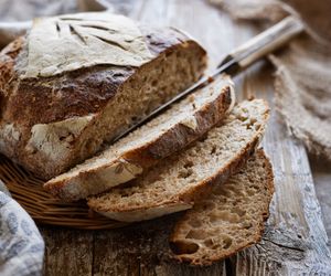 Chleb wiejski na maślance. Prosty przepis na chrupiące domowe pieczywo