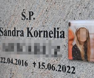 Aniołki i misie strzegą grobu 6-letniej Sandry, obok rozkwita kwiat róży